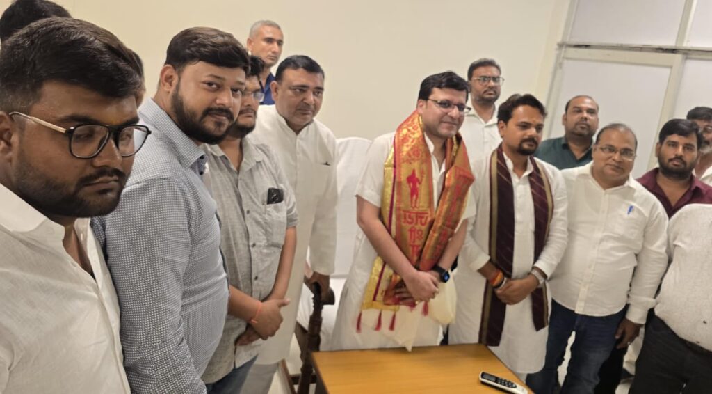 लखनऊ: वैश्य समाज के प्रतिनिधि मण्डल ने आबकारी राज्यमंत्री नितिन अग्रवाल से की आत्मीय भेंट