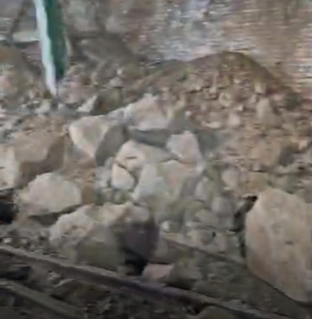 हरिद्वार: भीमगोड़ा के पास काली मंदिर पर फिर पहाड़ से आया मलबा, रेलवे मार्ग अवरुद्ध