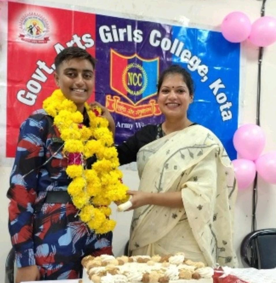 कोटा: कला कन्या महाविद्यालय की कैडेट आकांक्षा श्रीवास्तव का थल सैनिक शिविर पूर्ण करने पर हुआ भव्य स्वागत