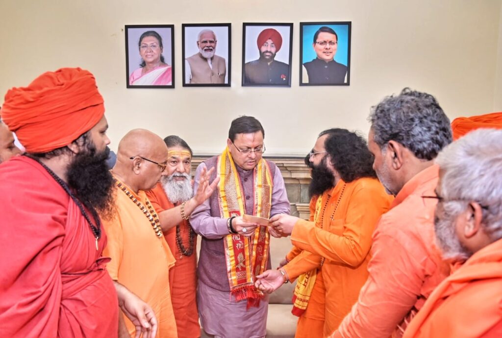 हरिद्वार : अखाड़ा परिषद ने आपदा राहत में निभाई अग्रणी भूमिका, मुख्यमंत्री धामी ने किया संत समाज के योगदान का अभिनंदन