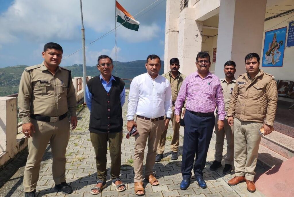 छात्र संघ चुनाव को देखते हुए पुलिस टीम ने किया महाविद्यालय चकराता का निरीक्षण