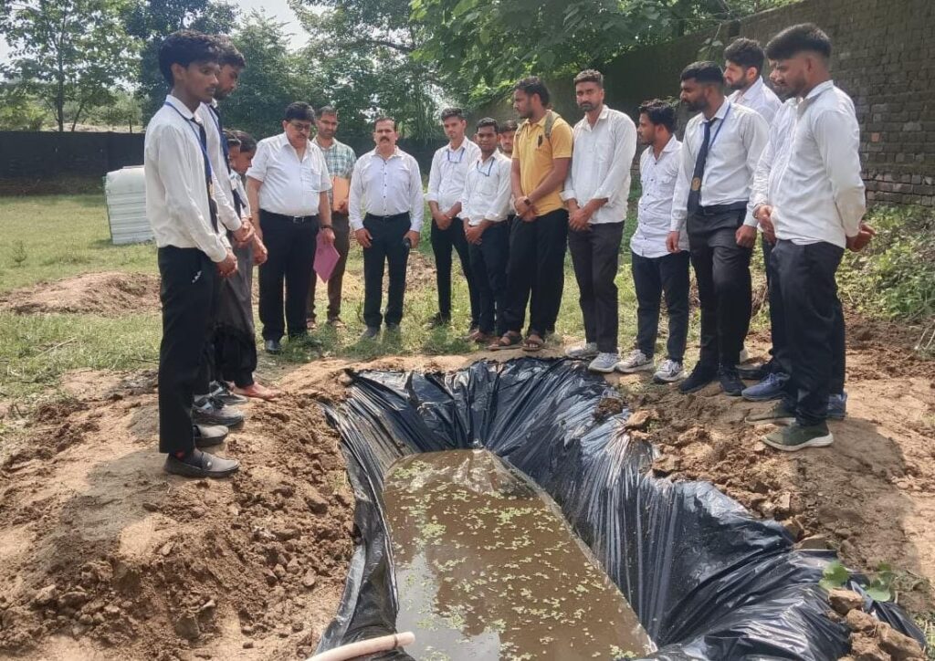 हरिद्वार: धनौरी स्थित डॉ. पृथ्वी सिंह विकसित कॉलेज में छात्र-छात्राओं को अजोला तैयार करने संबंधित प्रैक्टिकल कार्य पूर्ण