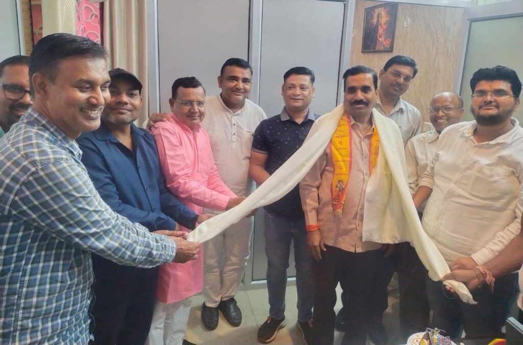 लखनऊ: आदर्श व्यापारी एसोसिएशन इंदिरा नगर की मासिक बैठक मयूर कंपलेक्स इंदिरानगर में संपन्न