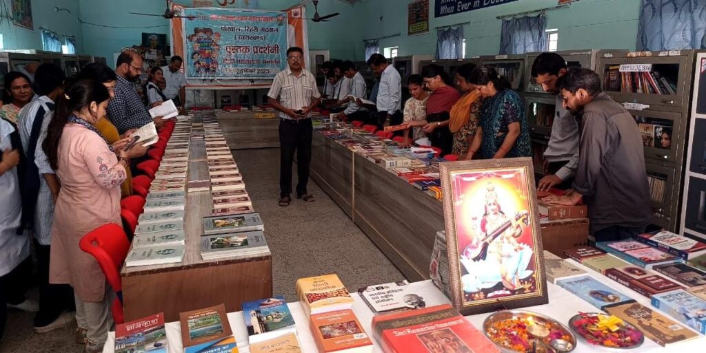 हिन्दी पखवाड़ा के अंतर्गत नवोदय विद्यालय पौखाल में पुस्तक प्रदर्शनी का हुआ आयोजन