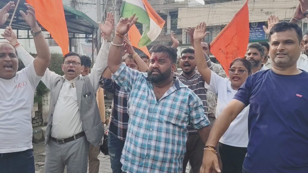 देहरादून- भगवे के अपमान के विरोध में एक विशाल जनआक्रोश किया प्रदर्शन और धरना