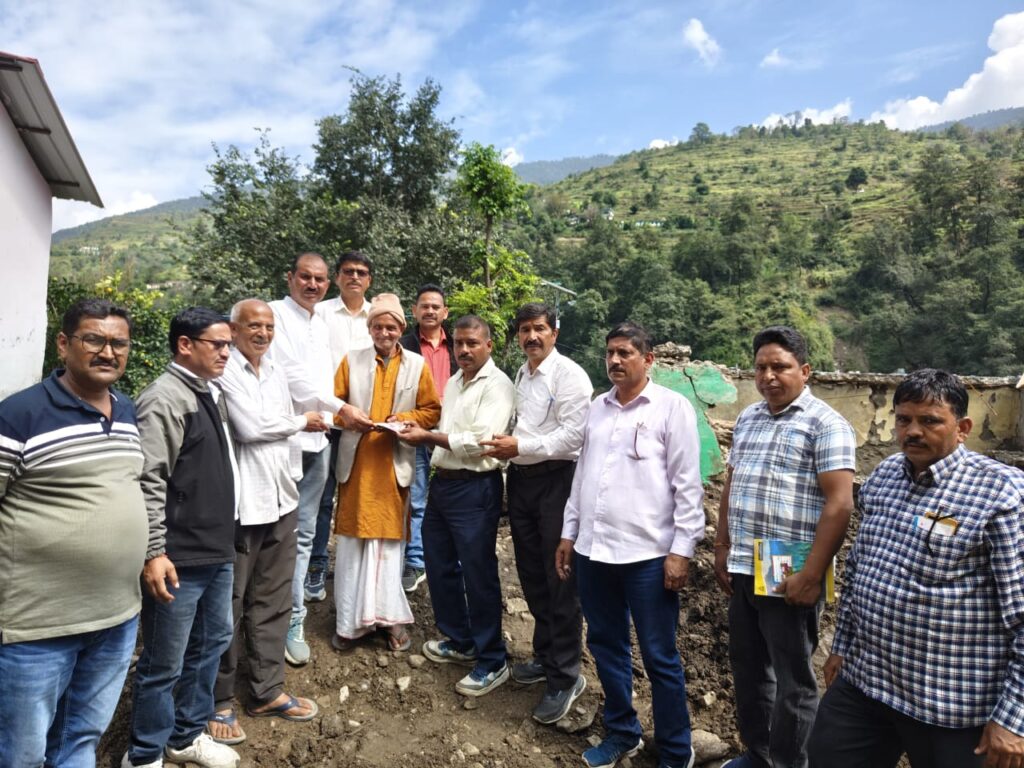 संवेदनशीलता: आपदा मे शिक्षकों ने बढाया हाथ, ज्ञान की रोशनी व मानवीय संवेदना का साथ