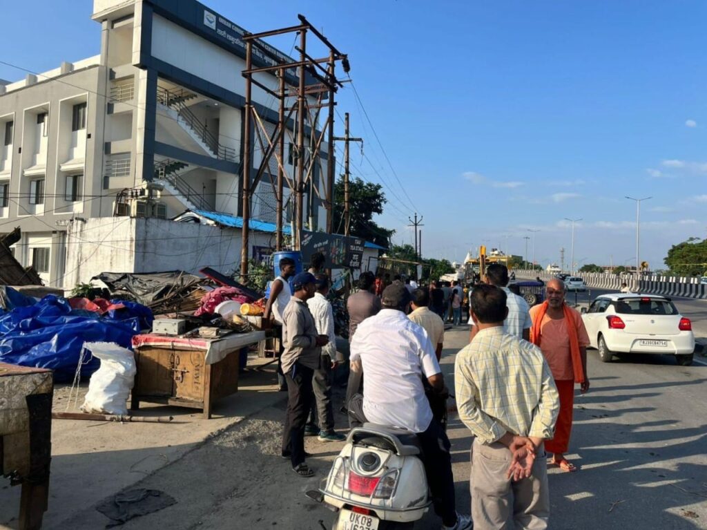 हरिद्वार: भूपतवाला क्षेत्र में हाइवे के किनारे अतिक्रमण कर बनाए गए ढाबों और दुकानों को प्रशासन ने हटवाया