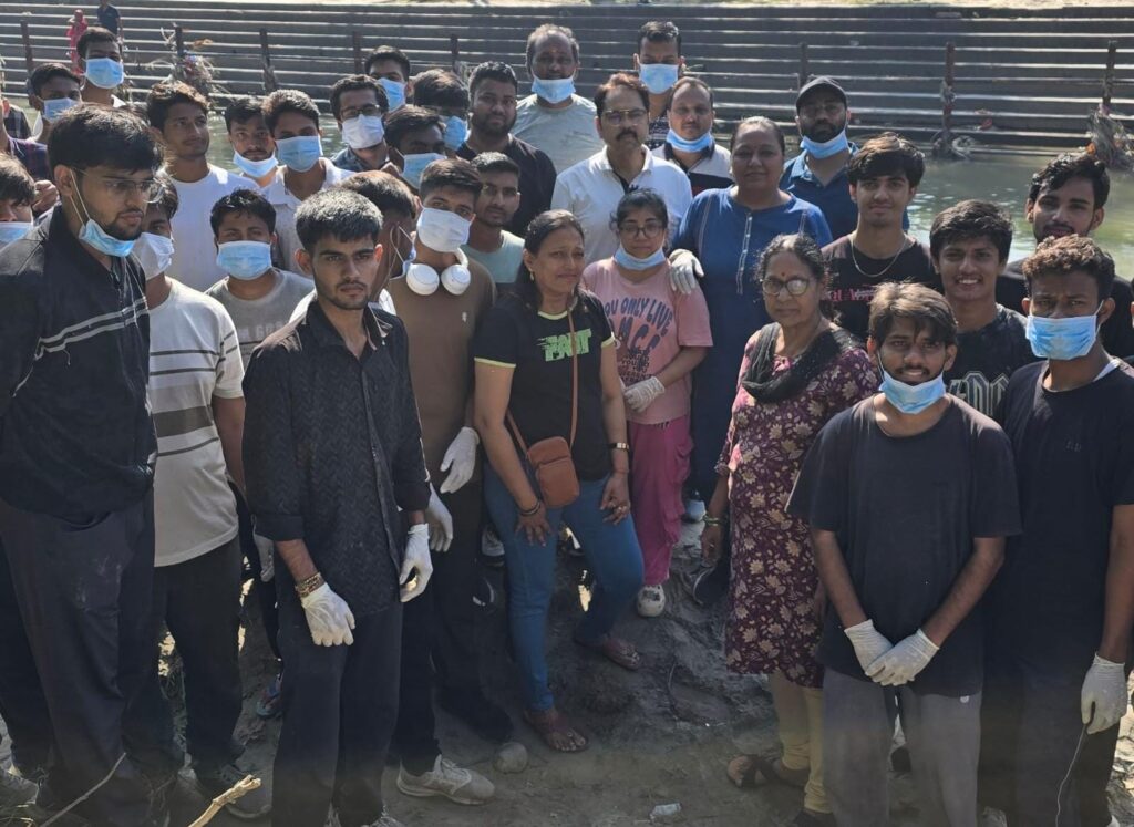 गुरूकुल कांगड़ी विवि और आईआईटी रूड़की के छात्रों ने चलाया गंगा सफाई अभियान