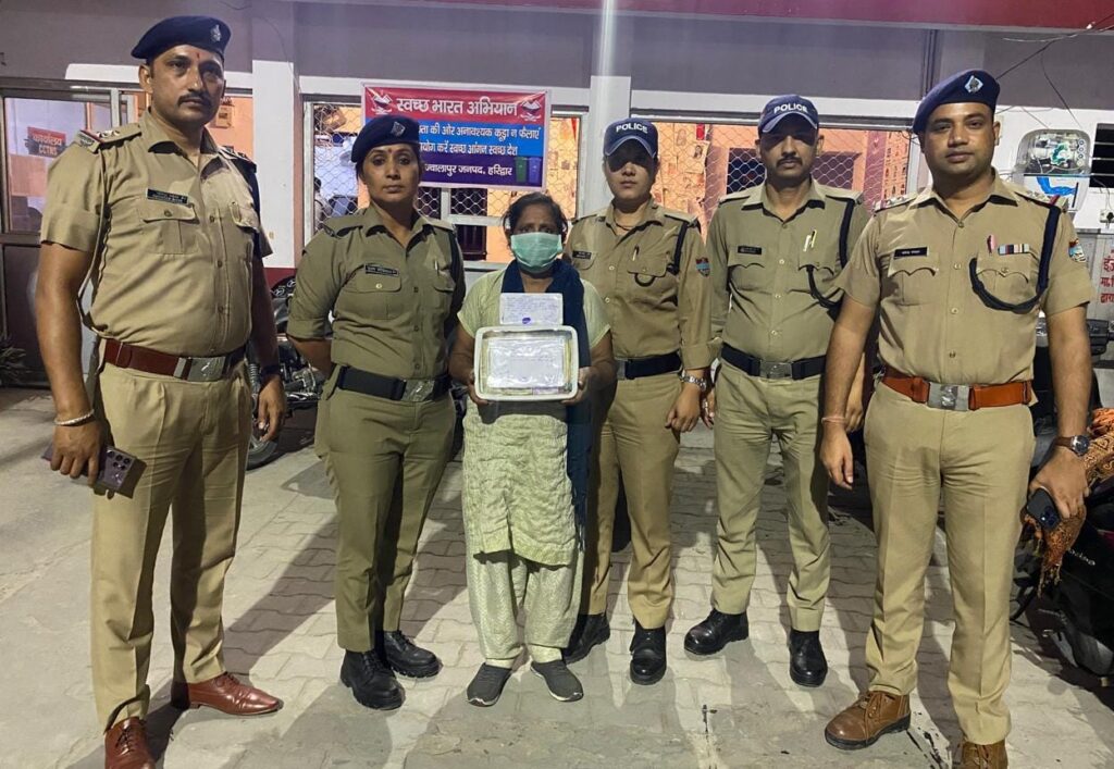 ज्वालापुर पुलिस ने नौकरानी द्वारा घर से की गई चोरी का किया खुलासा, चोरी के ₹6,24,000 व आभूषण बरामद